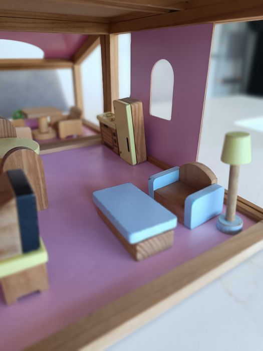 Casa de bonecas de madeira