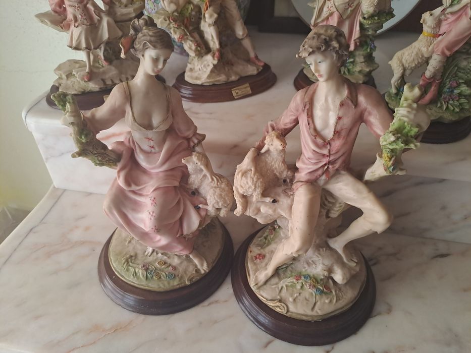 Estatuetas, pote e prato