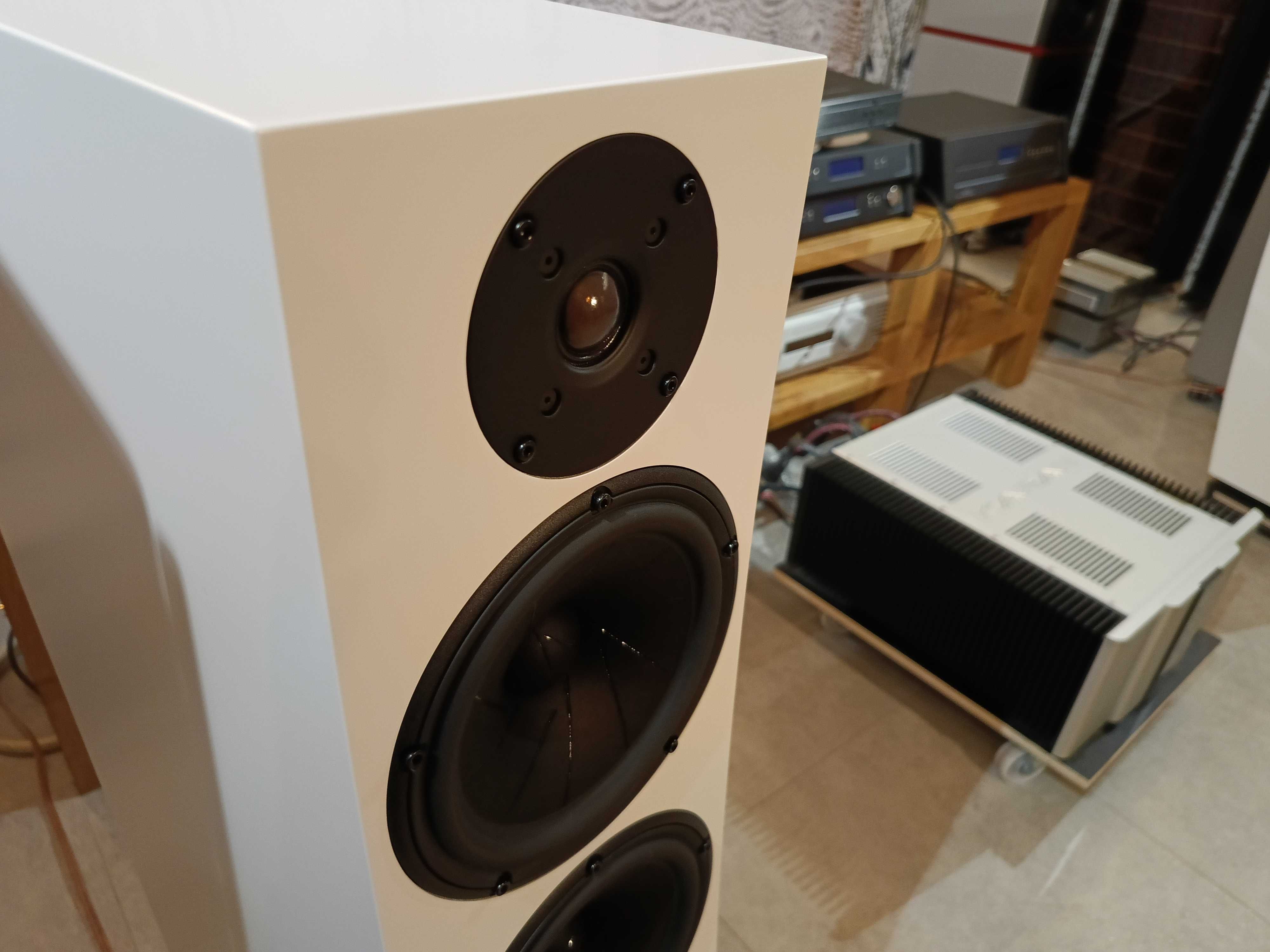 Pylon Jasper 25 mkII black kolumny podlogowe.