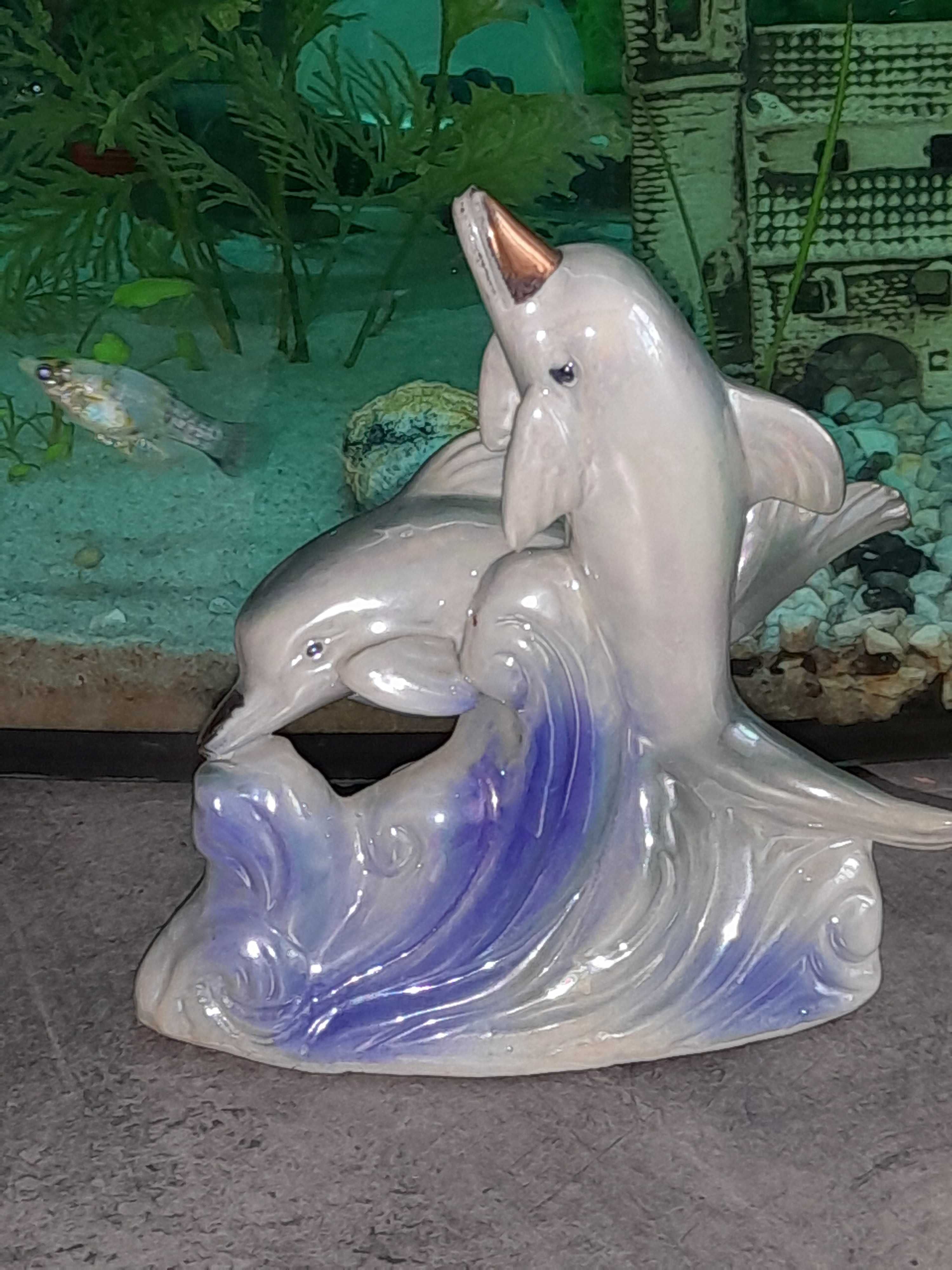 Delfinki figurka dekoracyjna perłiwa