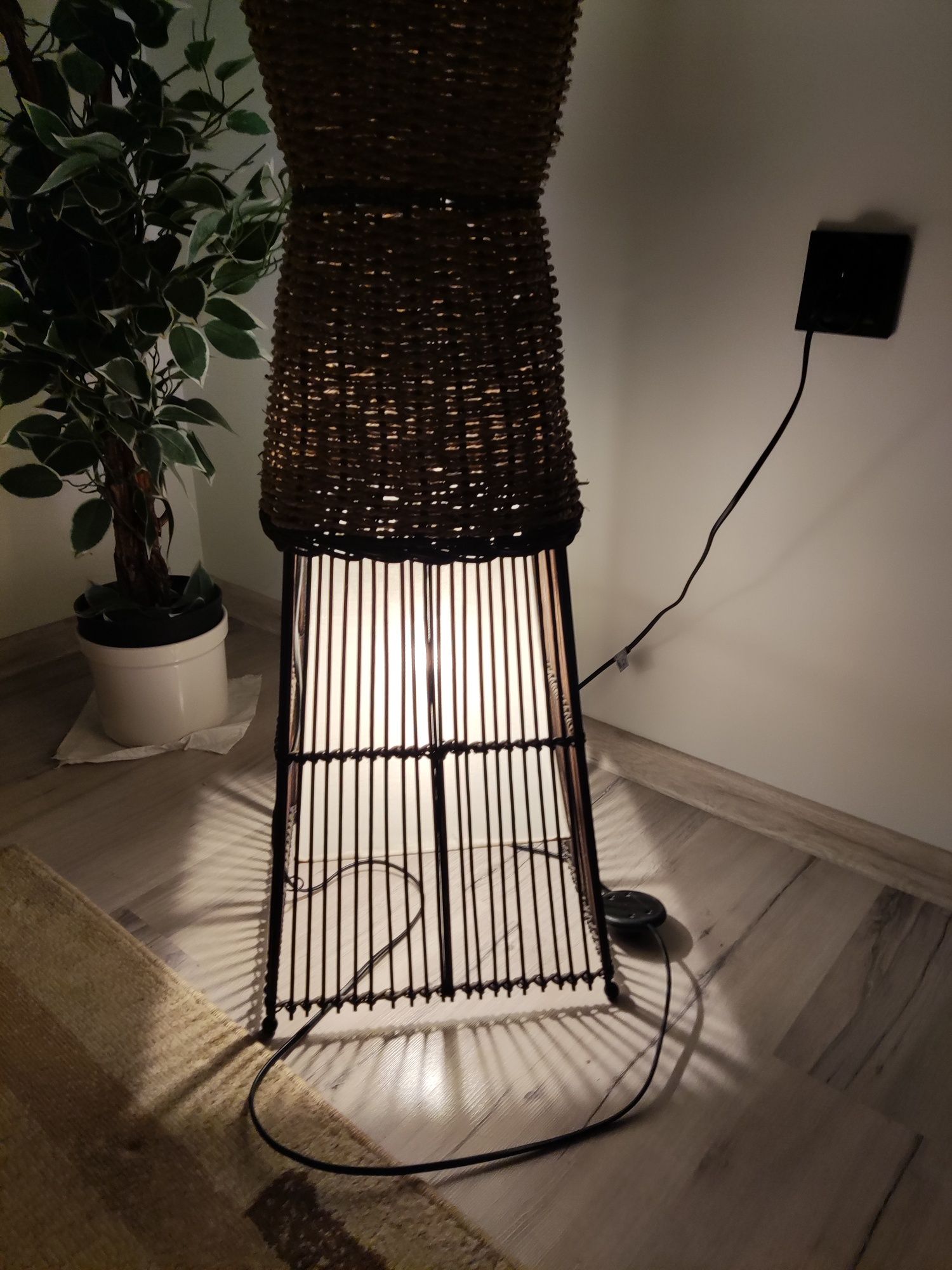 Lampa podłogowa ciekawa
