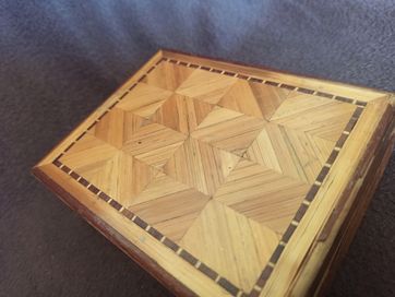 Drewniana szkatułka z prasowanej słomy