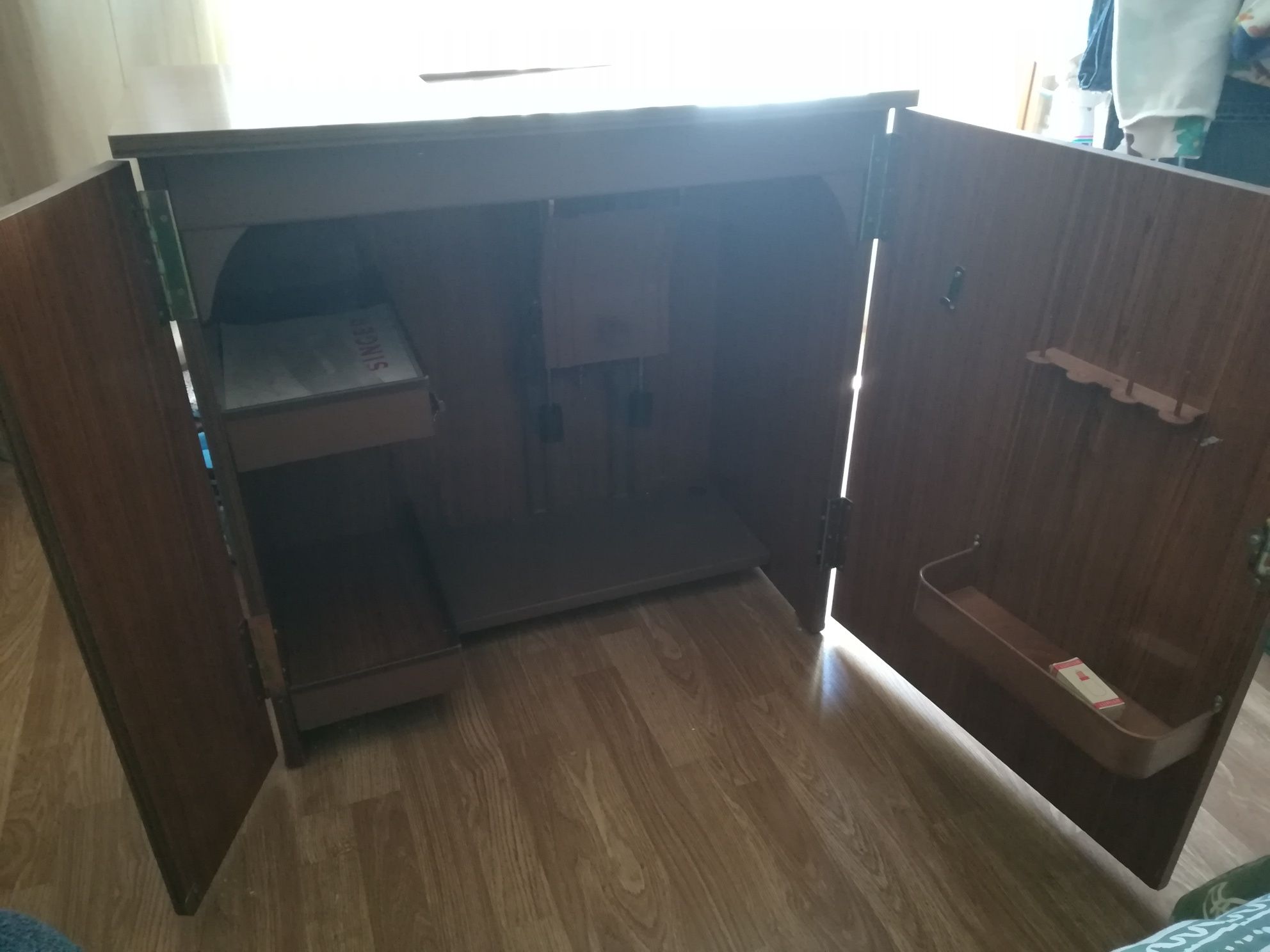 Máquina de costura elétrica singer com mesa