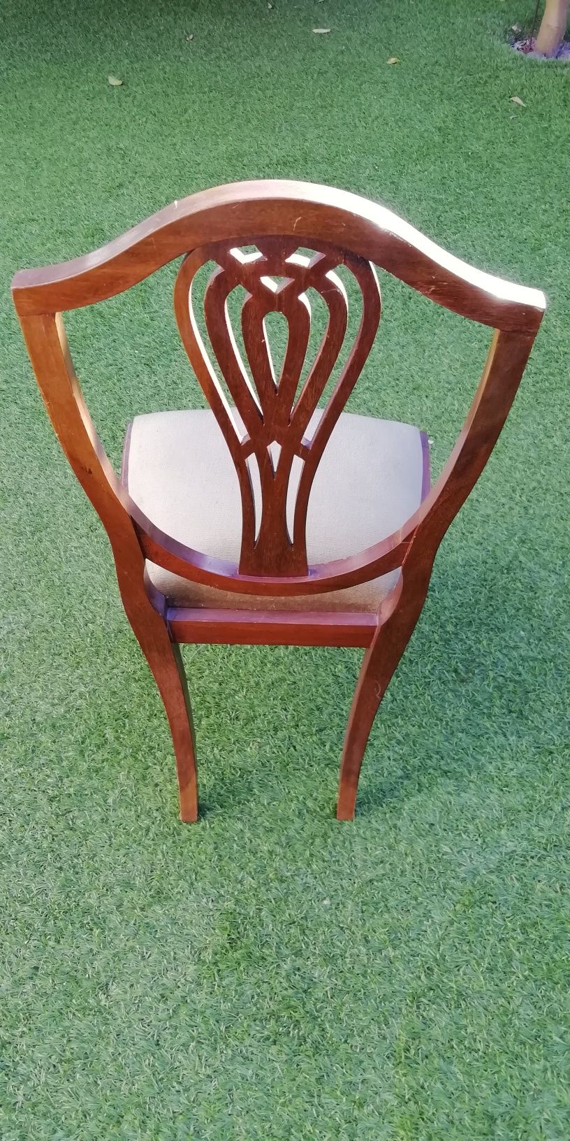 Cadeira de madeira em bom estado