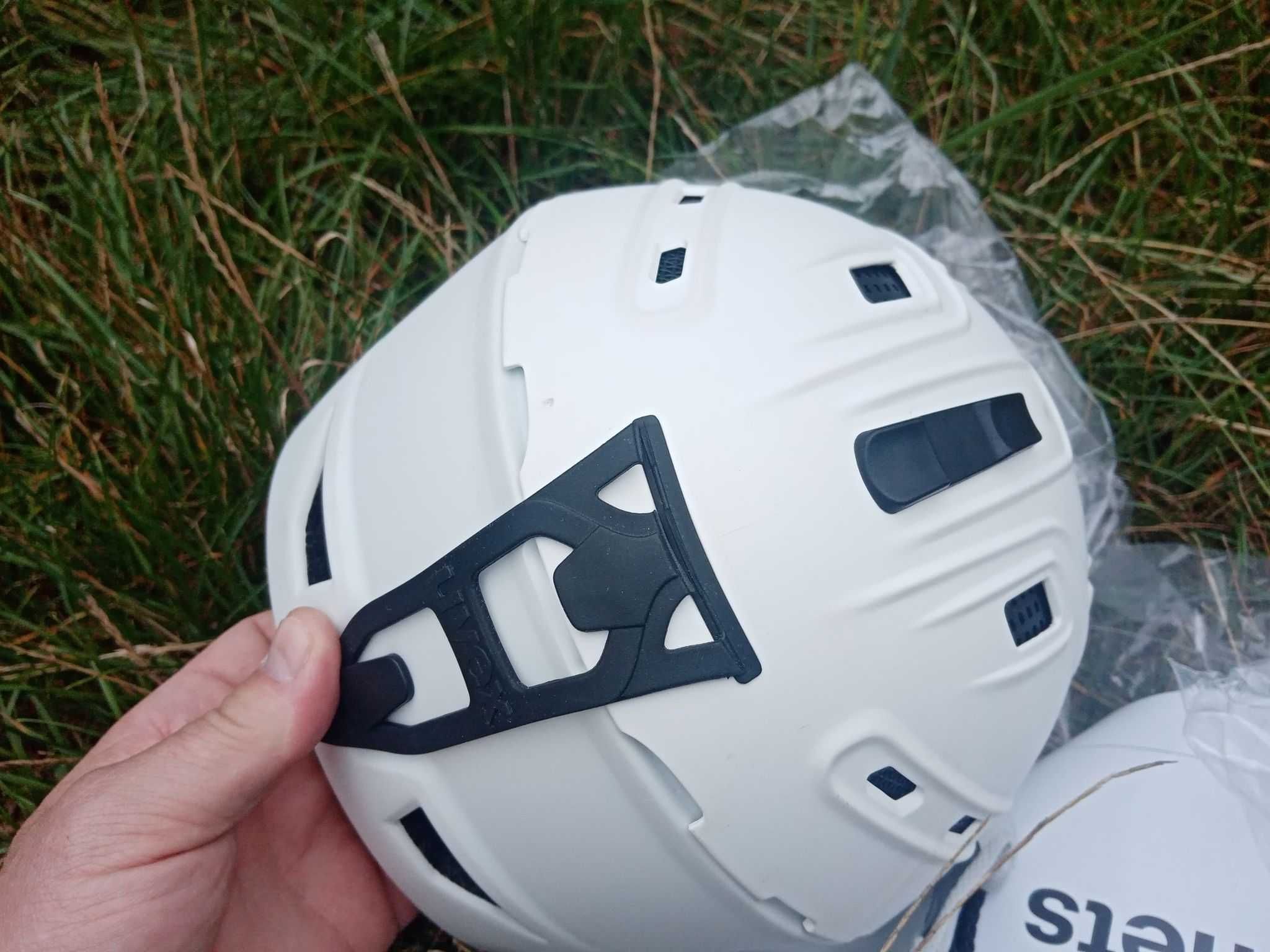 UVEX P2US Kask narciarski