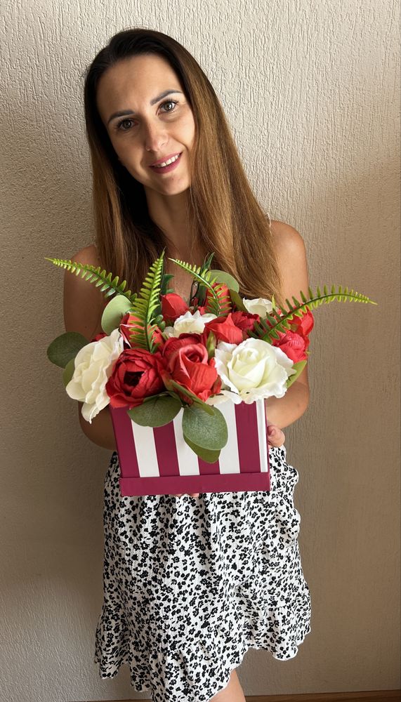Flowerbox prezentowy róże czerwone i ecru