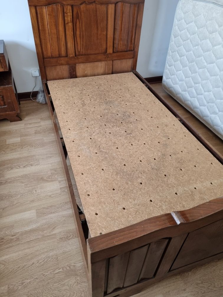Cama de madeira vintage