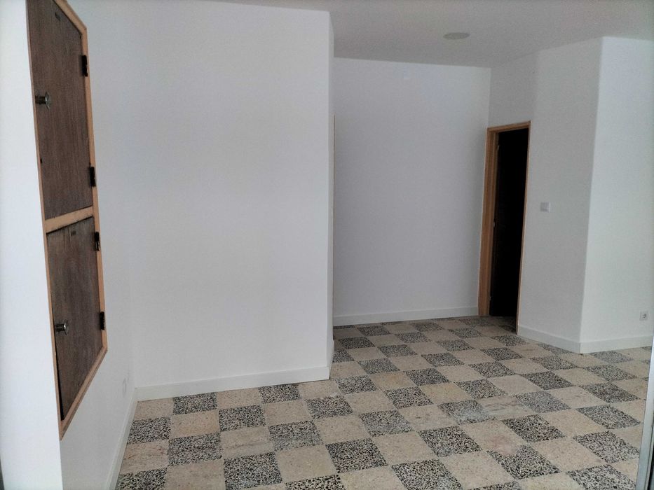 Loja sobranceira sobre a via pública