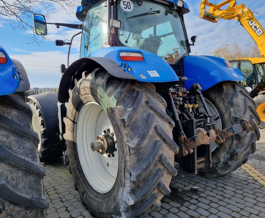 New Holland T7050