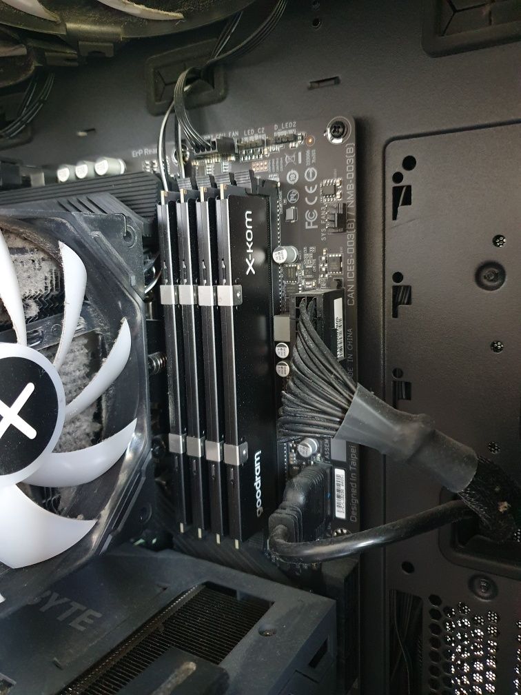 Komputer stacjonarny G4M3R HERO i7-11700F / 32 GB RAM / RTX 3060 Ti
