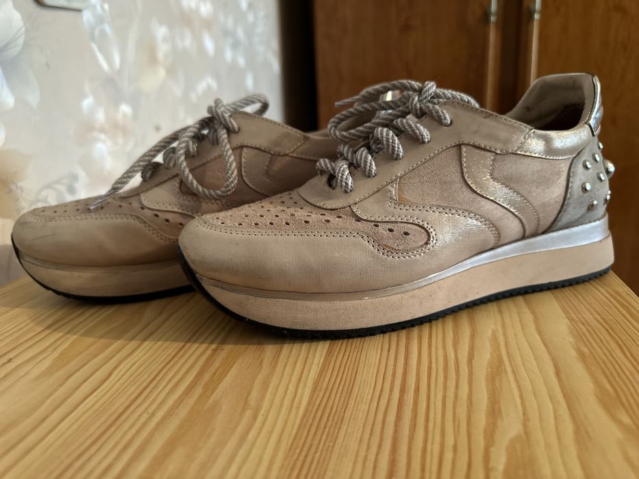 Кроссовки кожзам