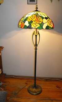 Mosiężna, pięknie zdobiona lampa podłogowa z witrażem