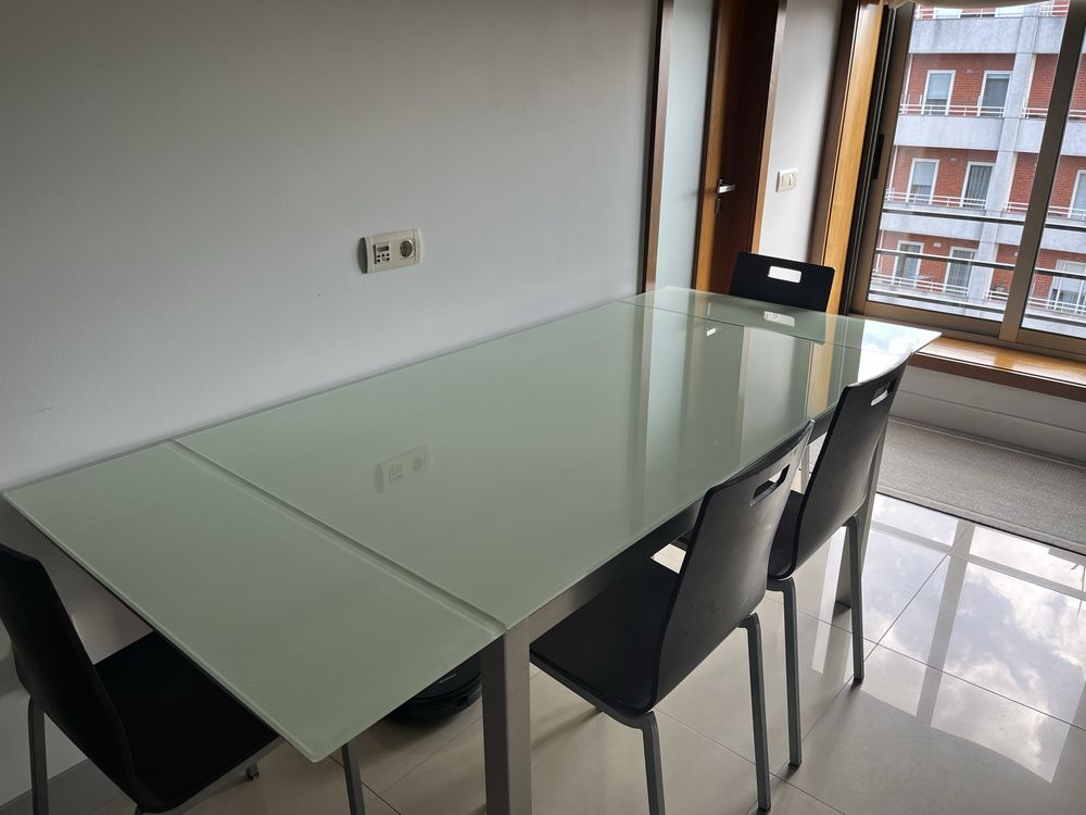 Mesa de vidro + cadeiras (RESERVADO)