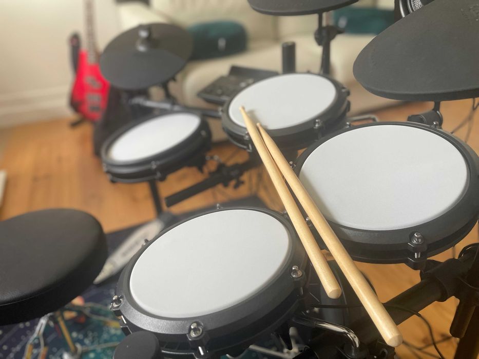 Bateria Eletrónica ALESIS NITRO MAX KIT + Coluna + Banco – COMO NOVA!