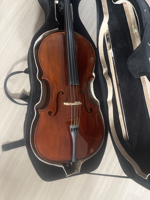 Wiolonczela 3/4 z futeralem i smyczkiem.