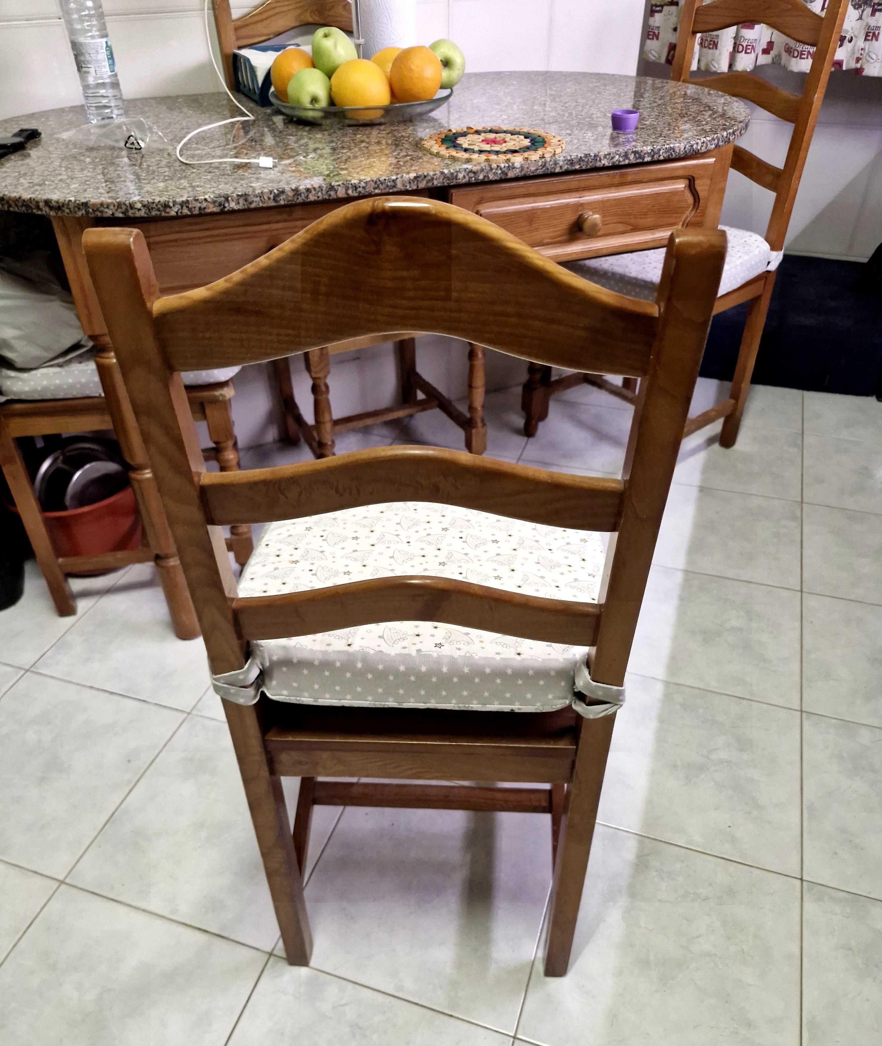 Mesa de cozinha  com tampo de pedra