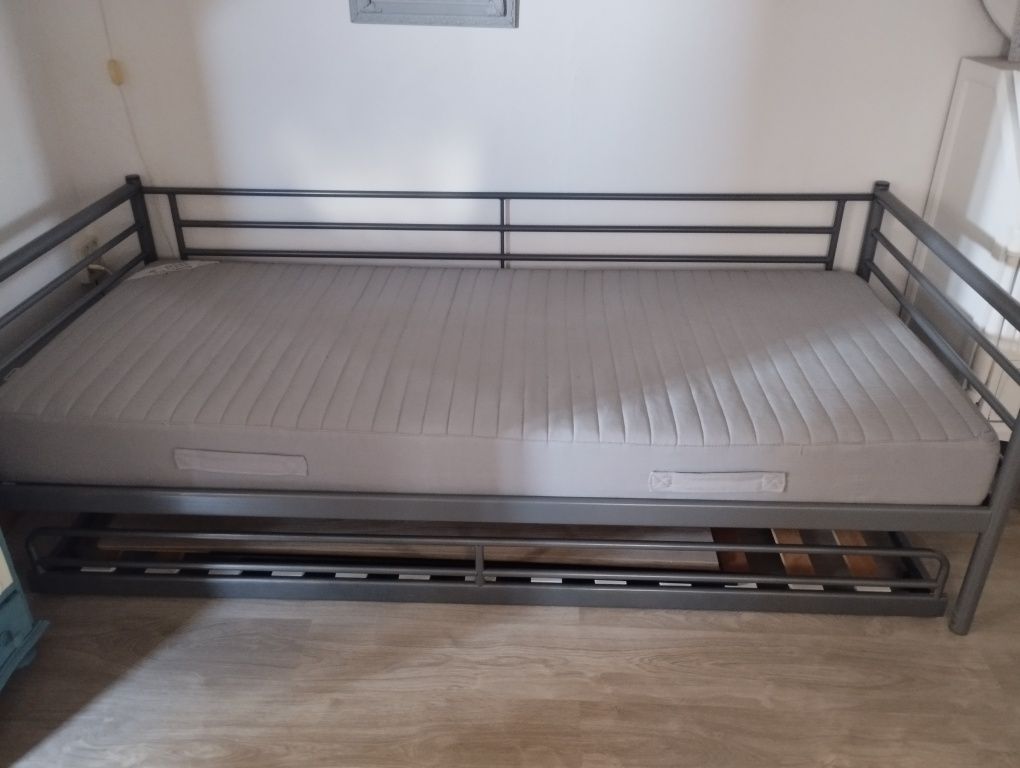Cama dupla com colchão IKEA