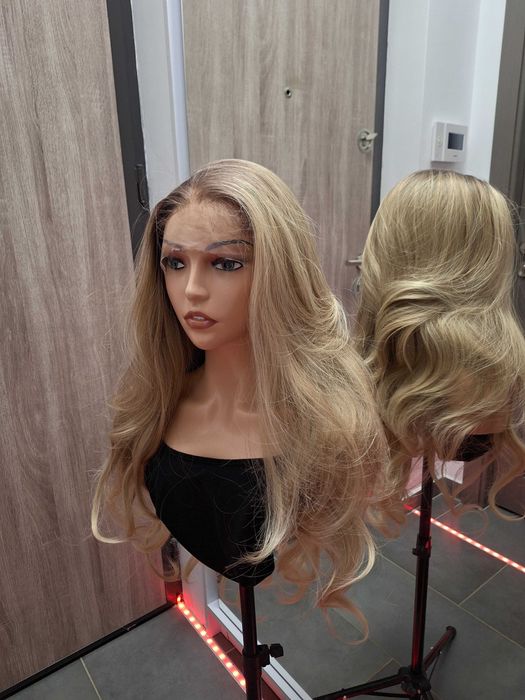 Długa falowana blond peruka z koronką z przodu