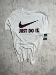 Білий must-have з яскравим акцентом від nike