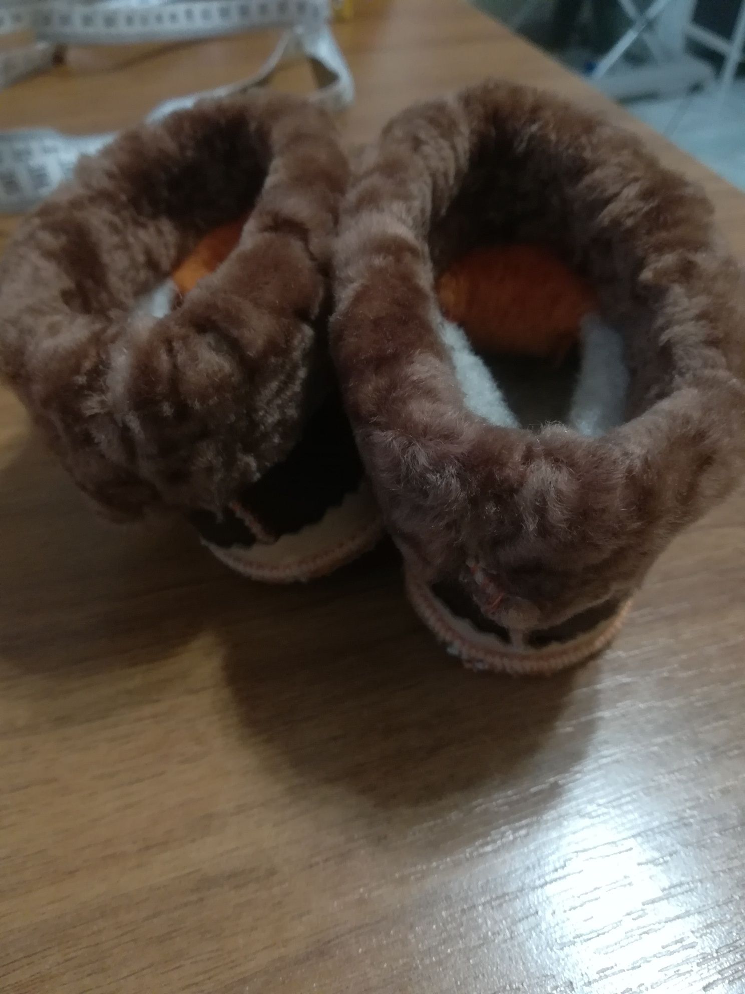 Kapcie góralskie niemowlęce.
