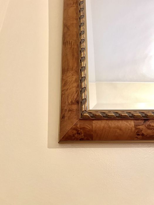 Espelho antigo com moldura de madeira