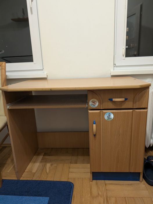 biurko używane w jasnym kolorze z niebieskimi detalami