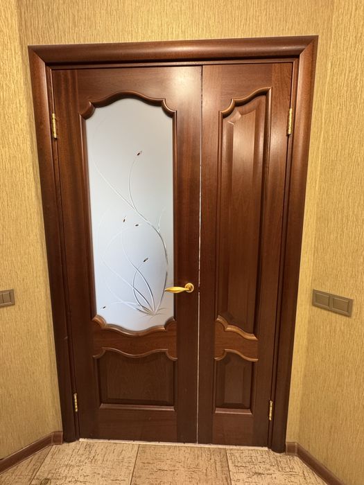 Продам міжкімнатні двері з натурального дерева