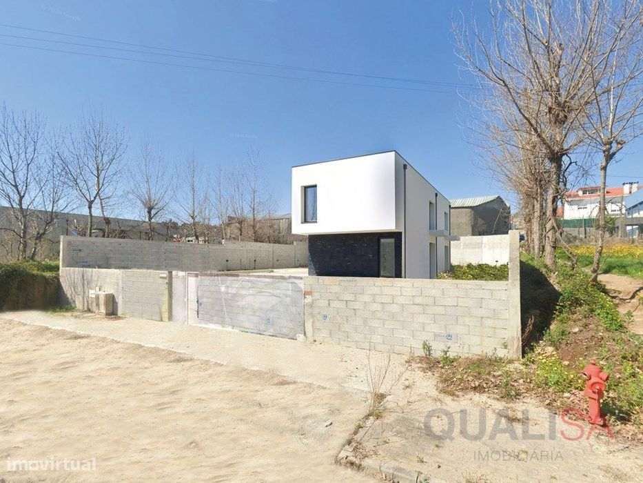 Moradia T5 individual nova com piscina e jardim em Gualtar em Braga