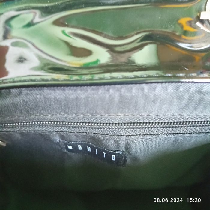 Elegancka czarna lakierowana torebka na łańcuszku. MOHITO.