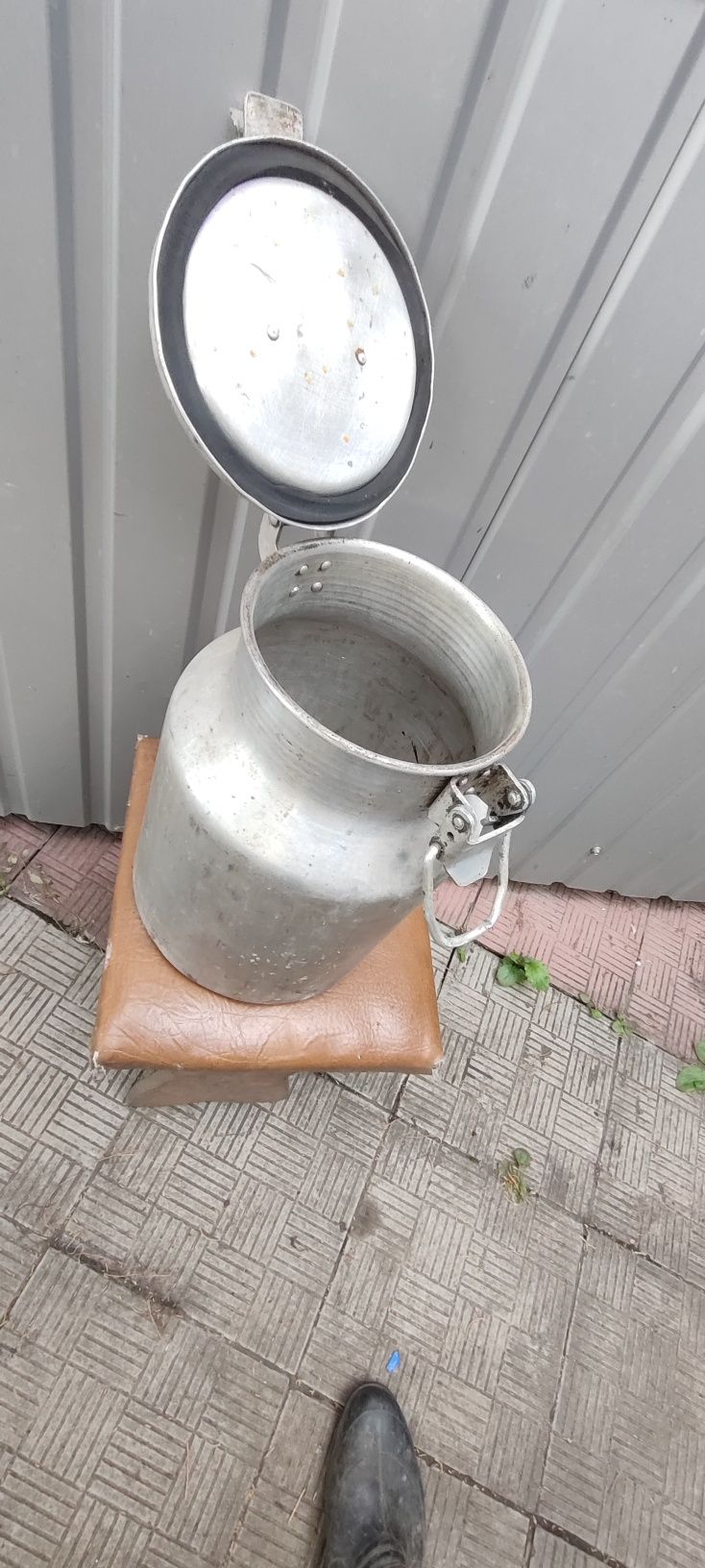 Продам бетон і каністру.