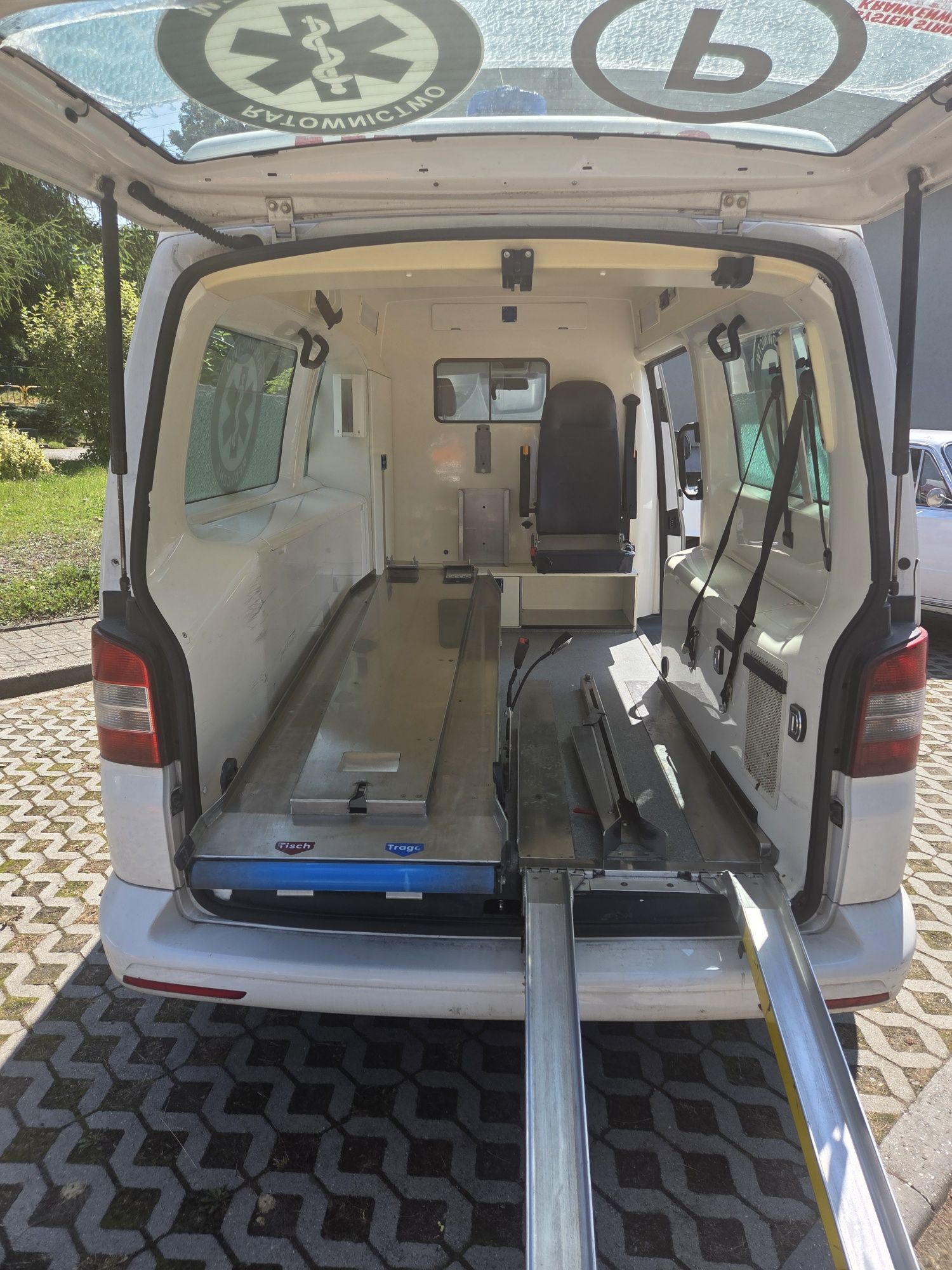 Rezerwacja. Karetka Ambulans Volkswagen Transporter T5 lift 2012 norma