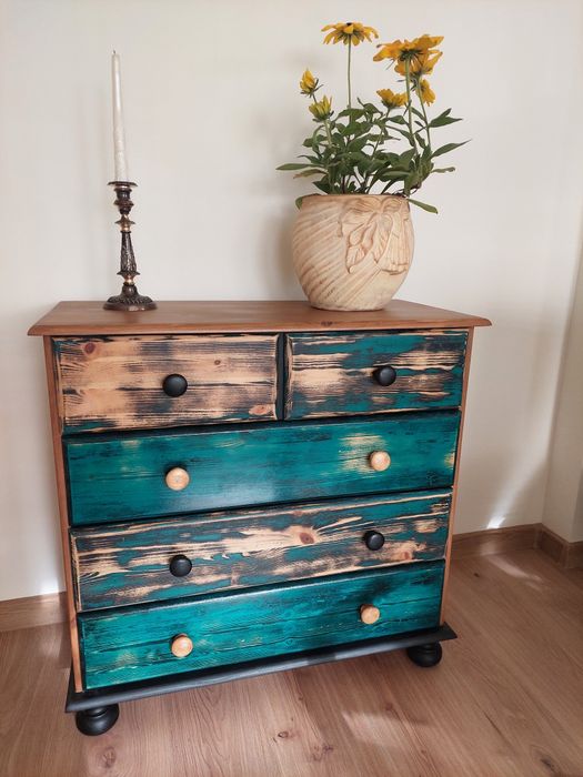 Komoda drewniana, szafka z szufladami.