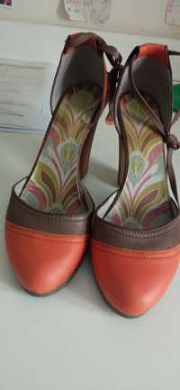 Sapatos em pele laranja e castanha, Fly London, 39
