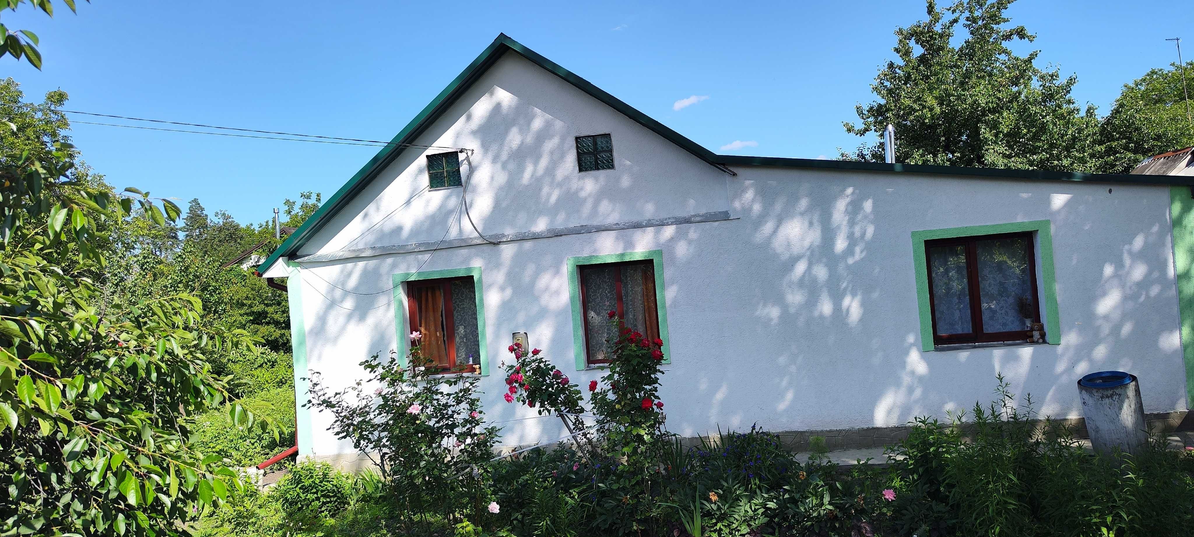 Продається одноповерховий цегляний будинок.Три кімнати.11 соток землі