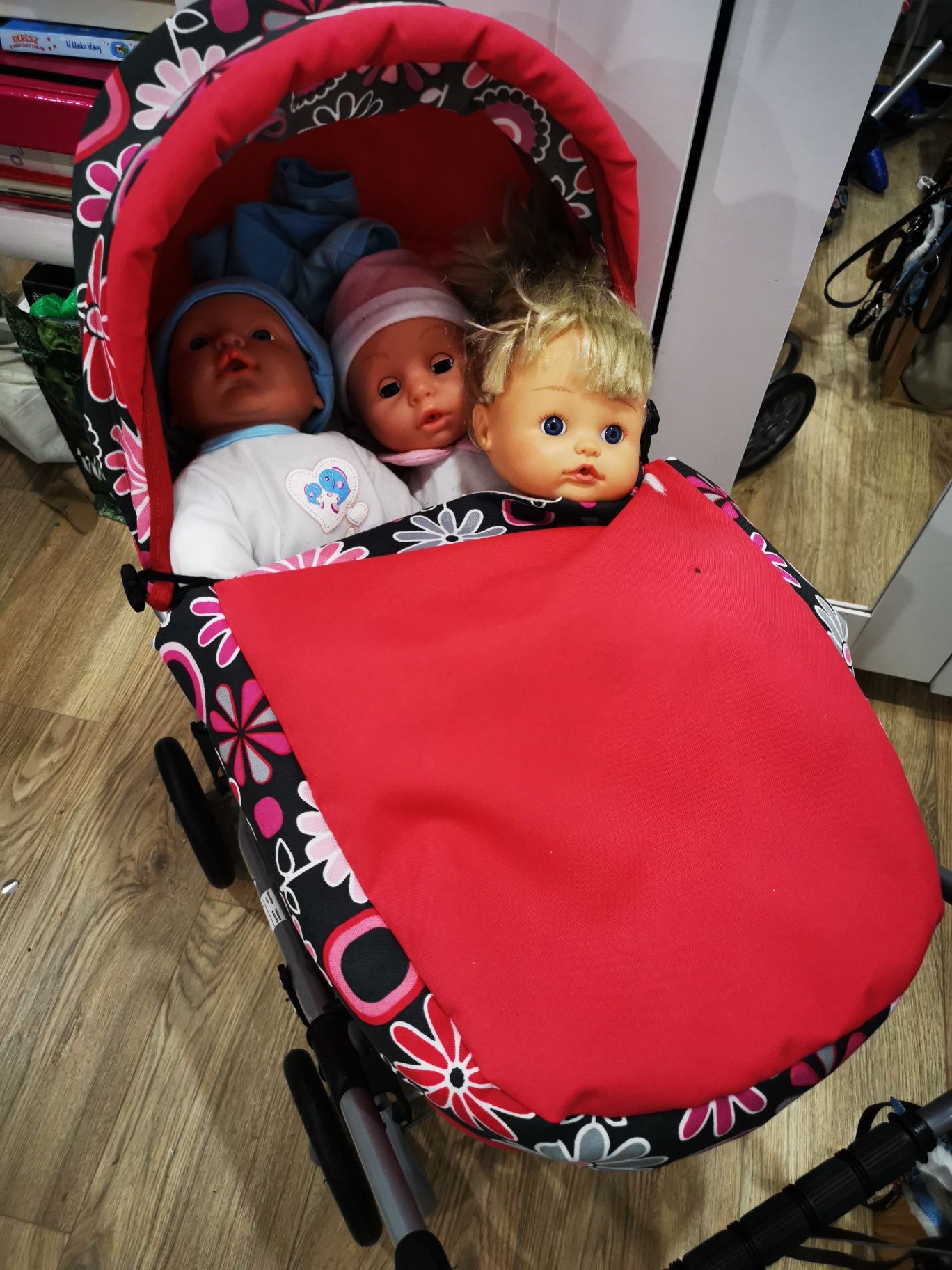 Wózek dla lalek z 3 lalkami