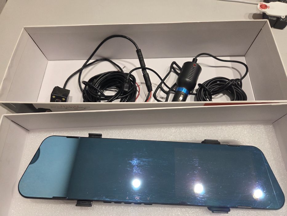 Відеореєстратор вбудований в дзеркало заднього виду з камерою