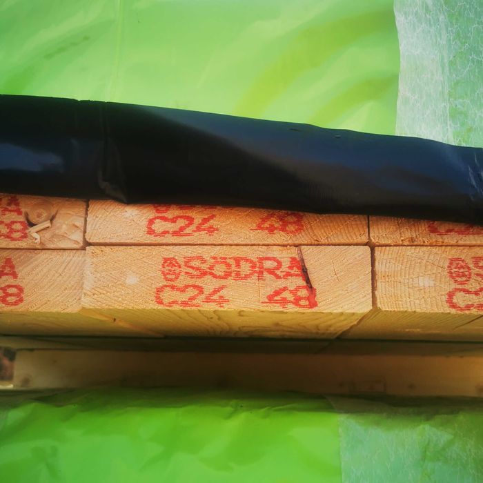 Drewno c 24 świerk skandynawski, suszone, czterostronnie strugane.