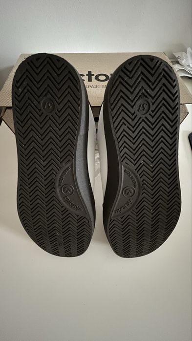 Tenis novos  “ V” ( marca Vitoria)