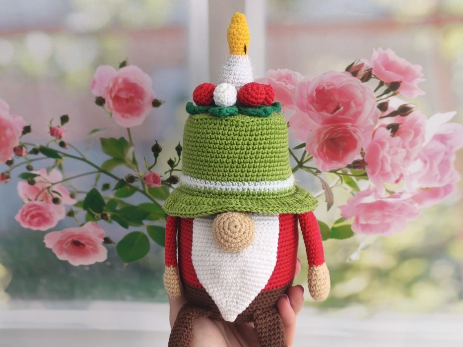 М'ягка іграшка ручної роботи Гномик-Торт