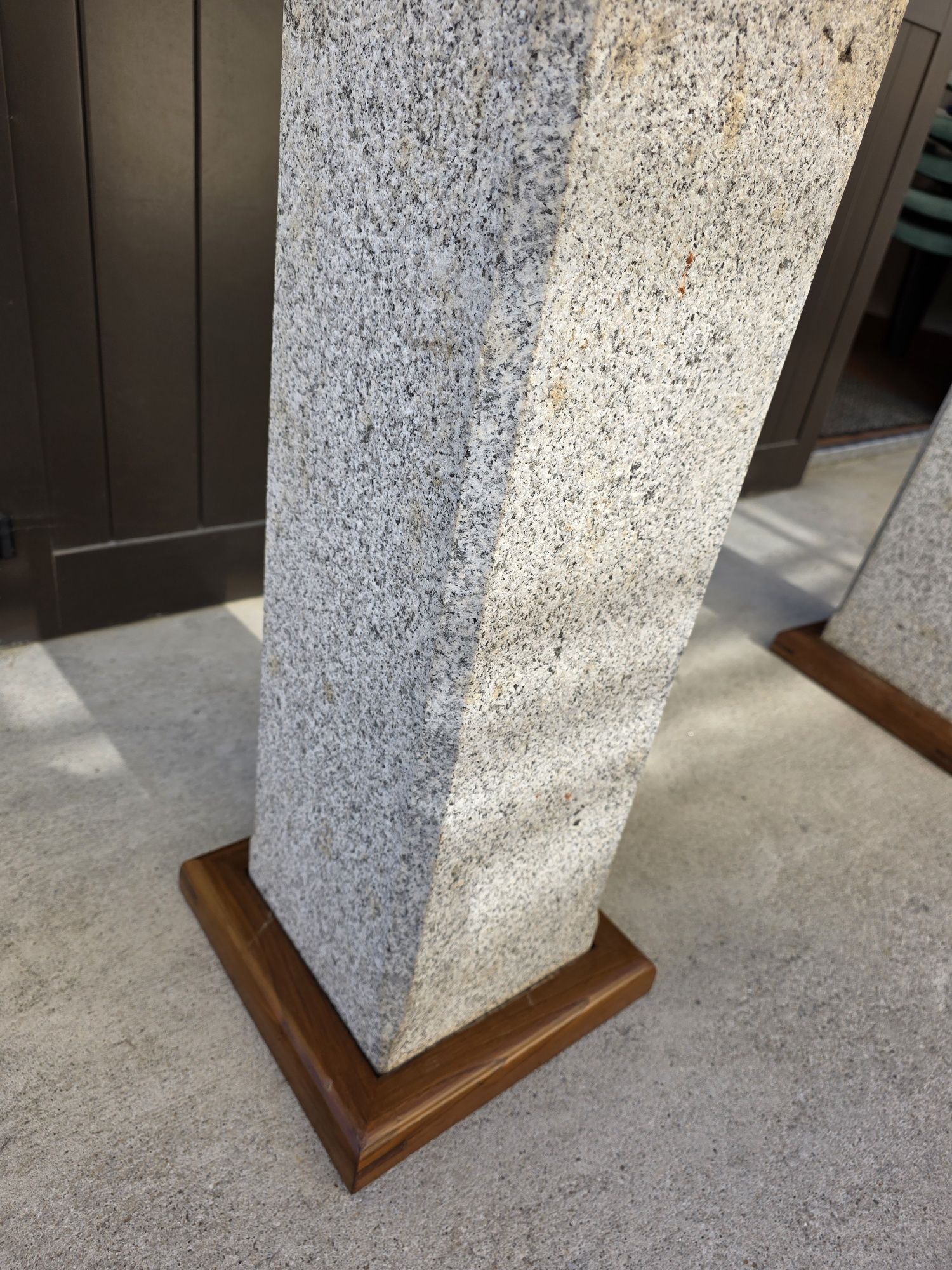 Mesa de entrada tampo de vidro com pernas de pedra