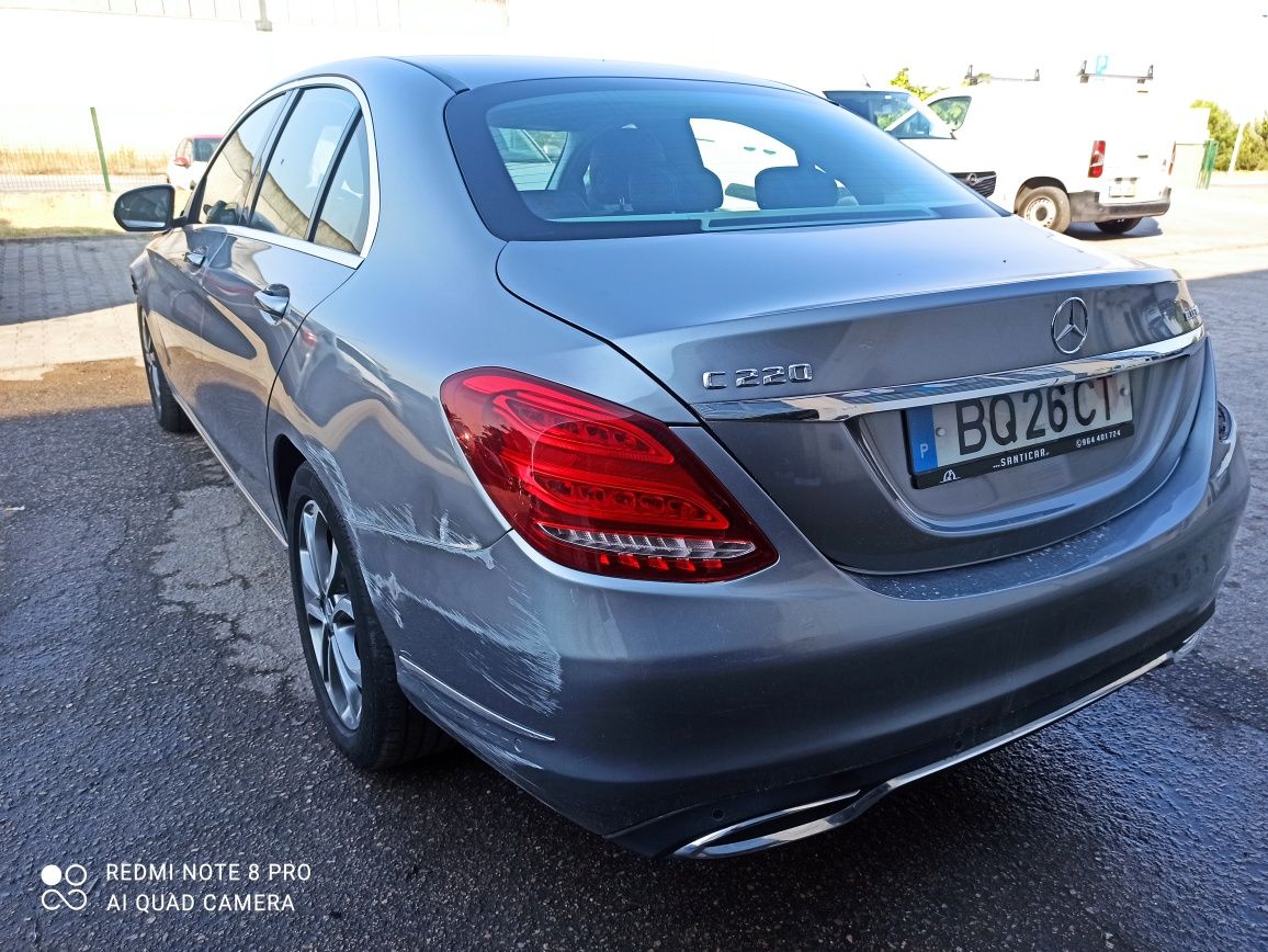 Mercedes C220 com pequeno acidente