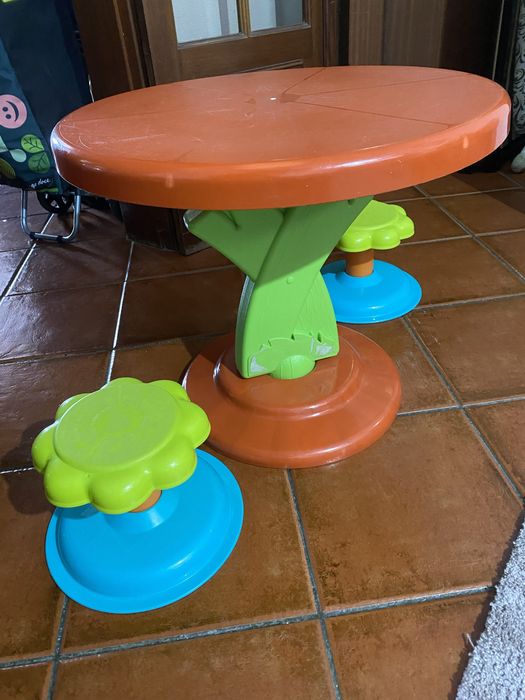 Mesa com bancos para criança / feber