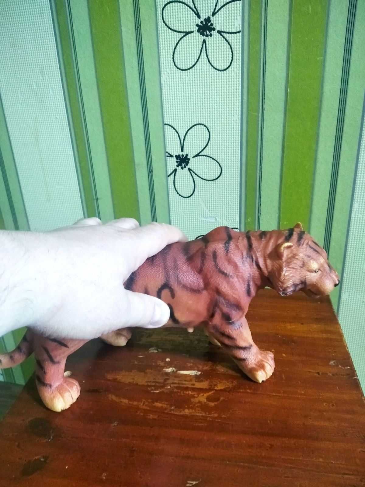 Продам іграшку тигра великих розмірів,