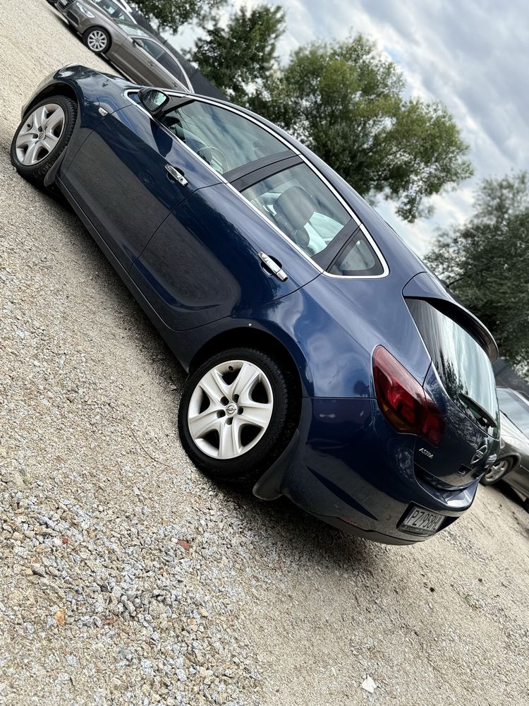 Opel Astra J,hatchback 2011r, 1.7 CDTI, 110km, klima 5 drzwi CARFAX
