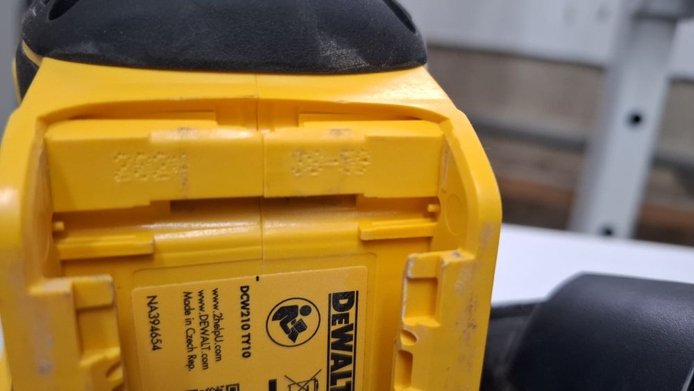 Szlifierka DeWALT DCW210