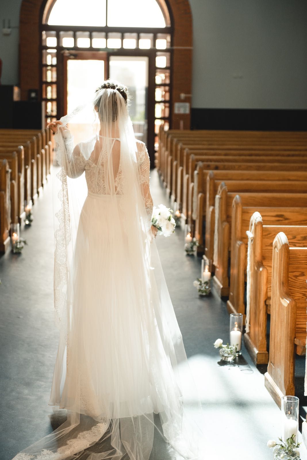 Свадебное платье в стиле бохо с кружевными рукавами