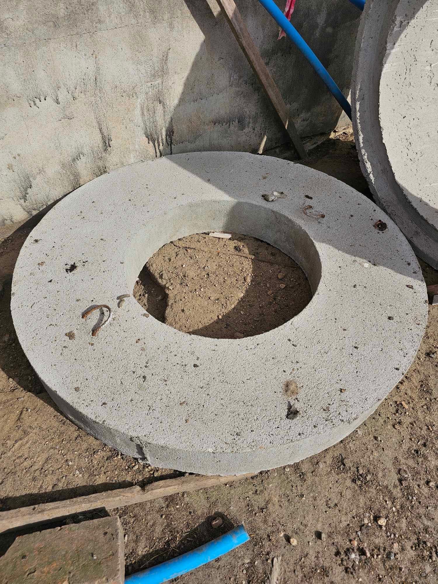 Kręgi betonowe *fi 1000* *3 sztuki* + pokrywa betonowa + właz