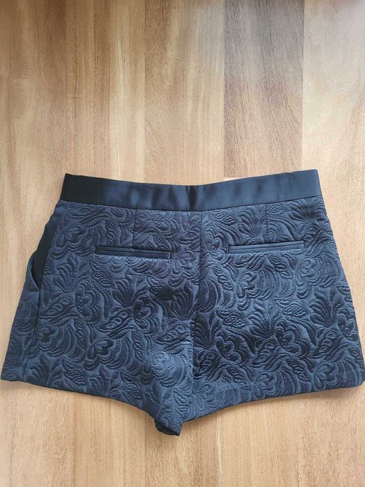 Calções Curtos Pretos Lavrados - ZARA