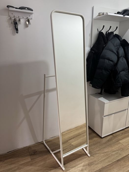 Lustro stojące z wieszakami