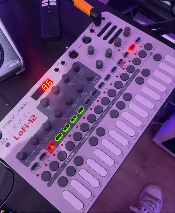Sonicware LIVEN Lofi-12 Sampler, GrooveBox como novo